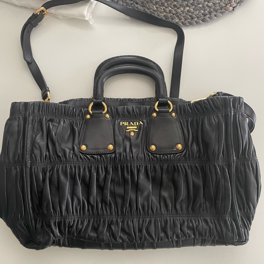 PRADA BAG
Tessuto Gaufre Convertible tote Leather Medium Bag